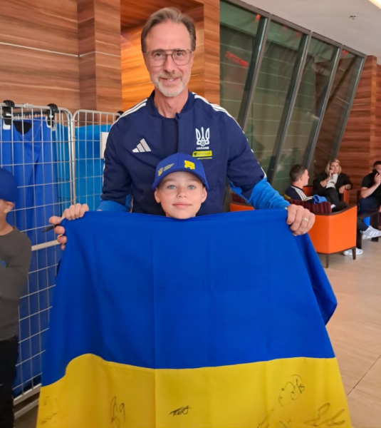 Юні тернопільські ампфутболісти вивели збірну України на поле перед матчем у Словаччині (фото)