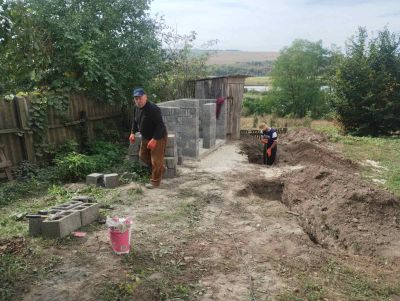 На Бережанщині місцеві жителі самотужки збудували вуличний туалет (фото)
