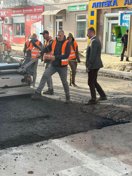 Через Теребовлю на трасі М-19 почали стелити новий асфальт (фото)