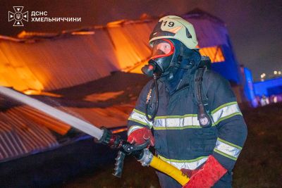 Після нічної атаки російських дронів на Хмельниччині загорілося цивільне підприємство (фото, відео)