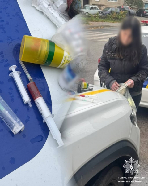 Побачила авто поліції й занепокоїлася: у Тернополі в жінки виявили ймовірні наркотики (фото)