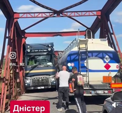 Дві вантажівки не могли розминутися: транспортний колапс стався на мості через річку Дністер (фото, відео)