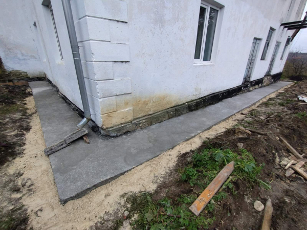 На Бережанщині місцеві жителі самотужки збудували вуличний туалет (фото)