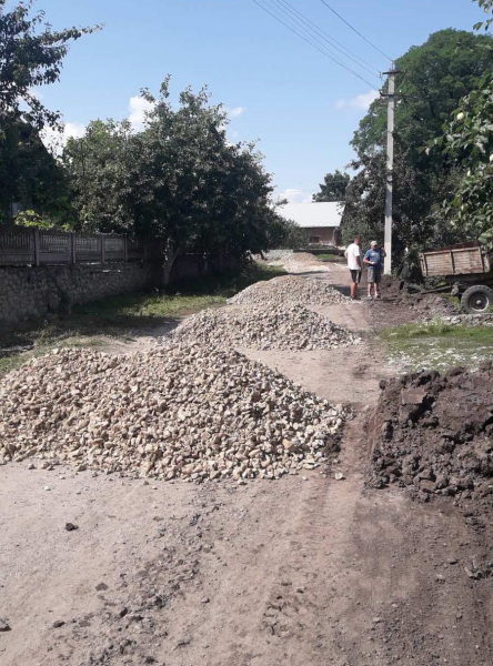 Чому в Підгородньому асфальт, а в інших селах громади щебінь: назвали ціну питання (фото)