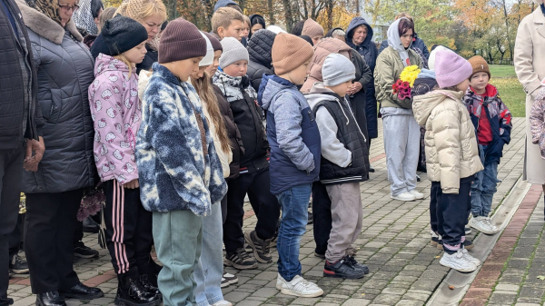 На фасаді ліцею у Хоростківській громаді відкрили меморіальну дошку захиснику Сергію Вишньовському (фото)