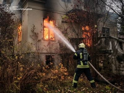 У Тернополі та Заліщиках горіли закинуті будівлі (фото)