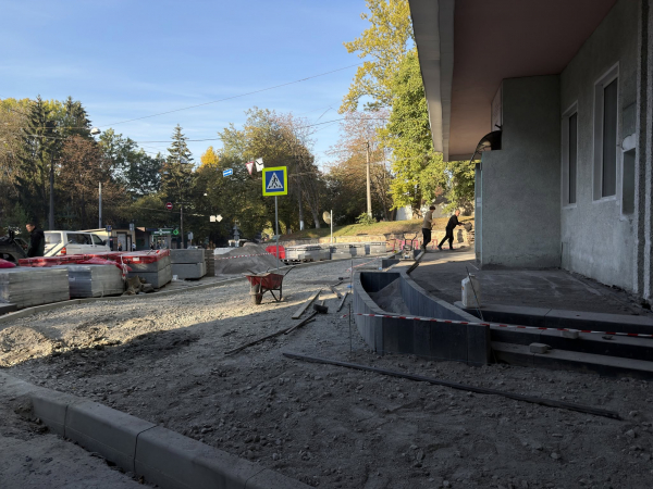 Біля дитячої поліклініки у Тернополі облаштовують інклюзивний майданчик (фото)