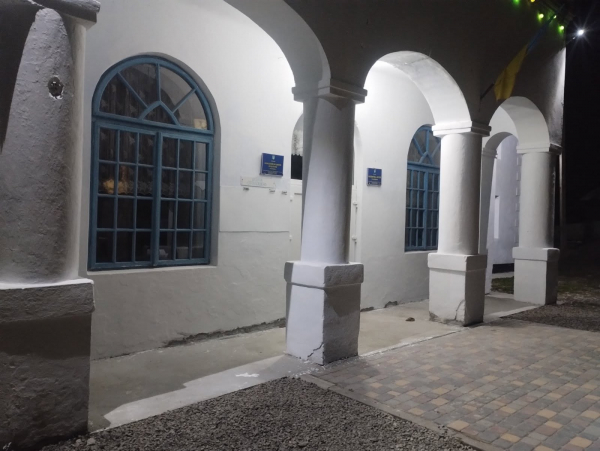 На Бережанщині місцеві жителі самотужки збудували вуличний туалет (фото)
