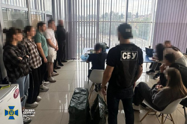 Фейкові знайомства та «фото», що відкривали доступ до гаджетів: на Львівщині викрили шахрайський кол-центр (фото)