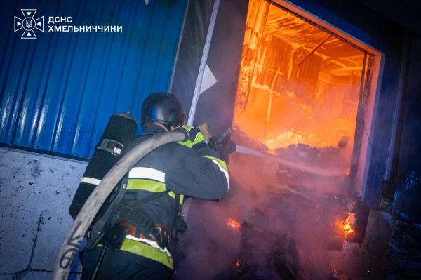 Після нічної атаки російських дронів на Хмельниччині загорілося цивільне підприємство (фото, відео)