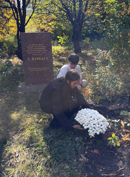 Знак замість пам’ятника, сміття замість шани: хто доглядає сквер Курбаса у Тернополі (фото)