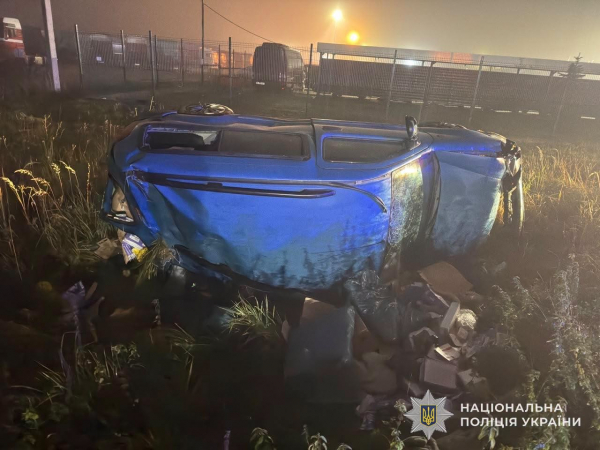 Водій не впорався з керуванням і авто перекинулося: у ДТП біля Львова постраждали жителі Тернопільщини (фото)