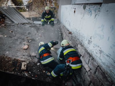 Бетонна плита затиснула жителя Бучача: прибули рятувальники і медики