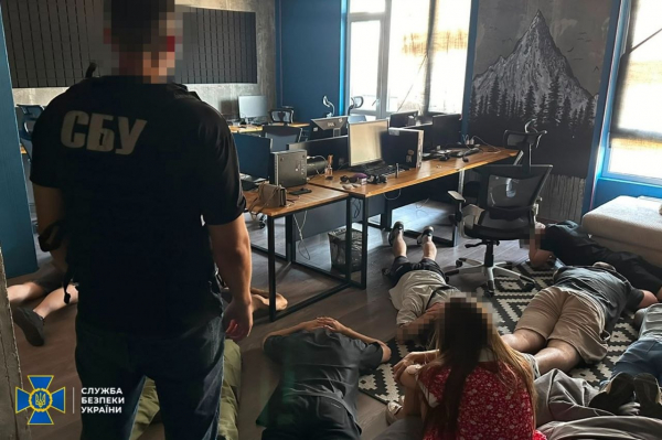 Фейкові знайомства та «фото», що відкривали доступ до гаджетів: на Львівщині викрили шахрайський кол-центр (фото)
