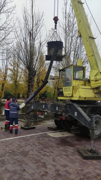 Найбільший міський фонтан Тернополя готують до зими (фото)
