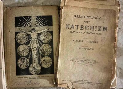 На кордоні зупинили українку, яка намагалася вивезти книги, яким більше 100 років (фото)