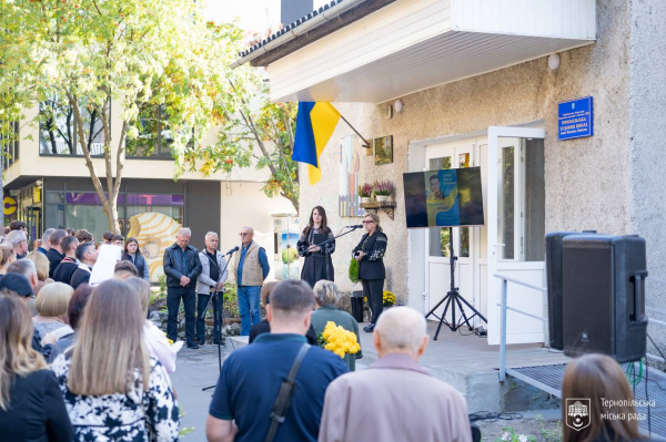 Меморіальну дошку 19-річному захиснику Миколі Курику відкрили у Тернополі на фасаді школи №24 (фото)