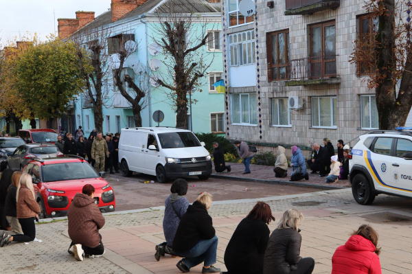 У Борщеві на колінах зустріли тіла полеглих захисників Романа Скоцеляса та Івана Регуша (фото)