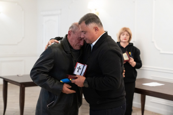 Рідним полеглих захисників на Тернопільщині передали державні нагороди (фото)