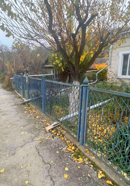 На Чортківщині місцевих жителів просять прибрати водостічні труби, які виходять на дорогу (фото)