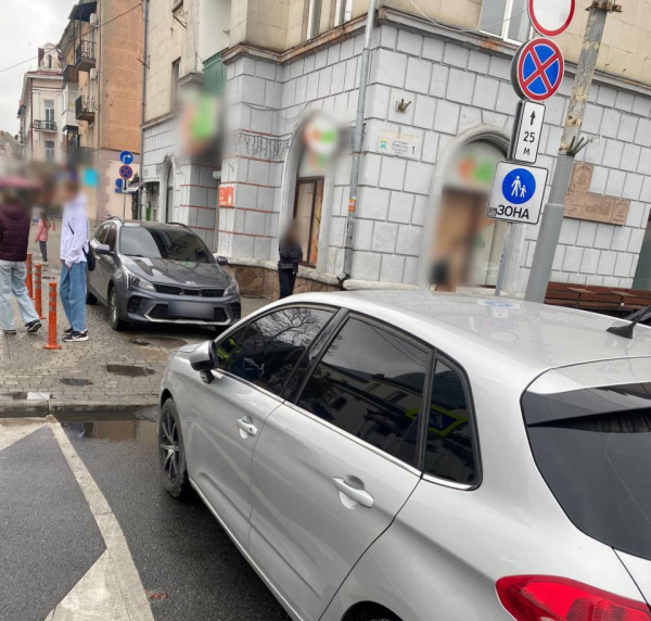 У Тернополі водія Citroen оштрафували на 680 гривень за неправильне паркування (фото)