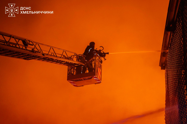 Після нічної атаки російських дронів на Хмельниччині загорілося цивільне підприємство (фото, відео)