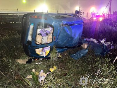 Водій не впорався з керуванням і авто перекинулося: у ДТП біля Львова постраждали жителі Тернопільщини (фото)
