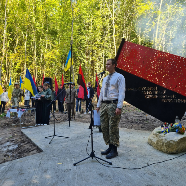 У Жукові освятили меморіал діячам ОУН: вибір нагороджених обурив частину жителів (фото)