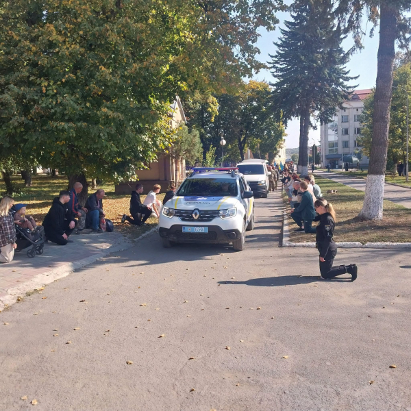 Борщів на колінах зустрів померлого воїна: коли поховають Василя Бицика (фото)