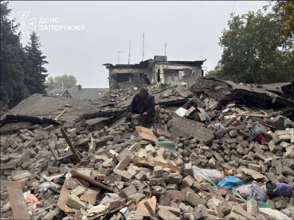 Вісім загиблих і 16 поранених: росія вдарила авіабомбами по Запоріжжю (фото)