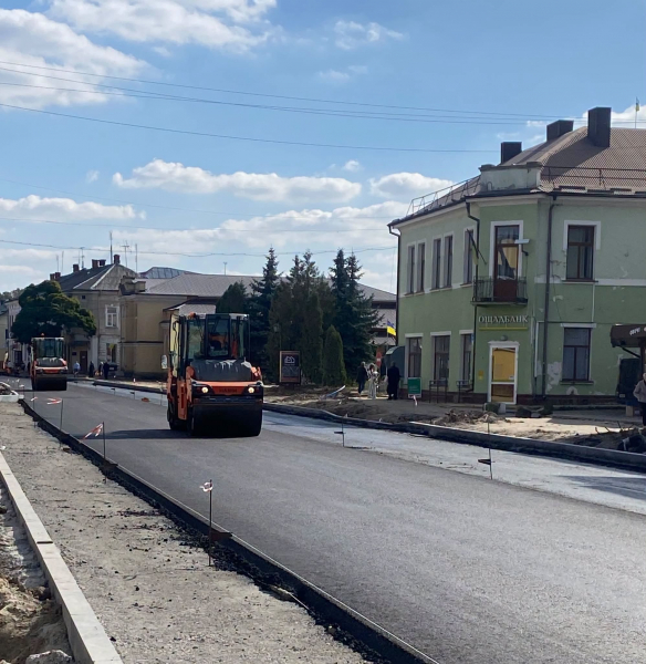 Через Теребовлю на трасі М-19 почали стелити новий асфальт (фото)