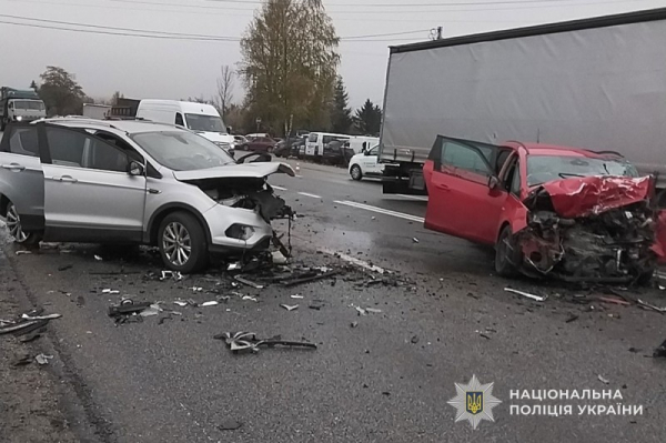 Водій загинув, ще троє осіб отримали травми: подробиці аварії у Смиківцях (фото)