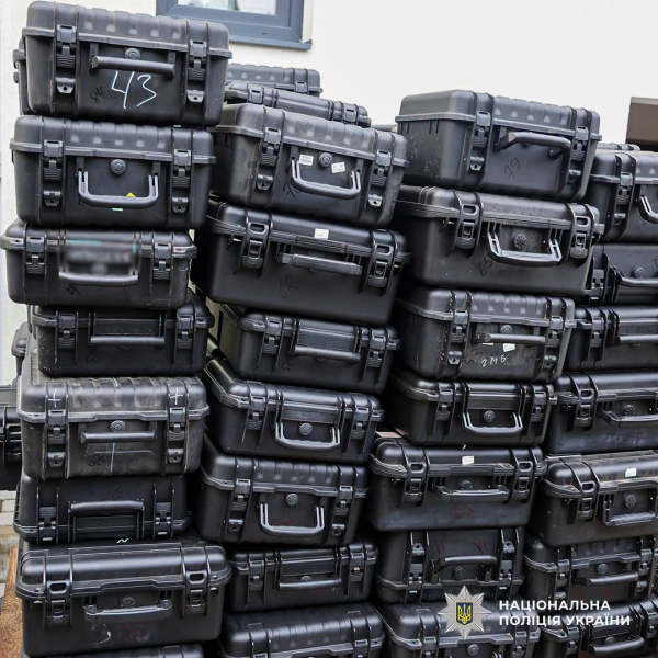 Вилучили 13 млн грн, 400 тис дол та 10 тис євро: в Україні організували шахрайську схему з перепродажу БпЛА (фото, відео)