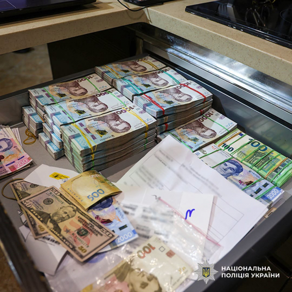 Вилучили 13 млн грн, 400 тис дол та 10 тис євро: в Україні організували шахрайську схему з перепродажу БпЛА (фото, відео)