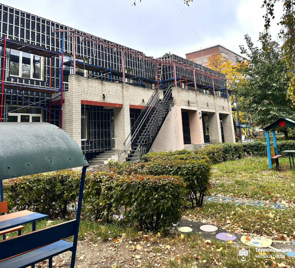 У Тернополі відновлюють дитячий садок №9, пошкоджений російською атакою (фото)