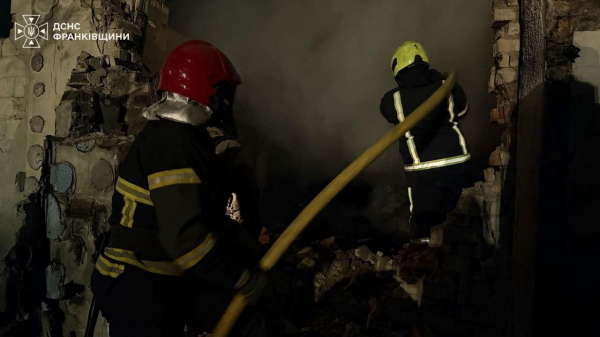 47 рятувальників ліквідовували наслідки падіння уламків ворожого дрона в Івано-Франківську (фото, відео)