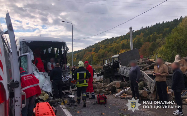 Вантажівка зіткнулася з автобусом у Монастирській громаді: травмувалися двоє водіїв (фото)