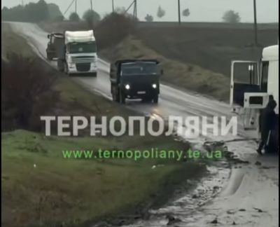 Збір буряків у селі на Тернопільщині перетворив асфальт на болото (відео)