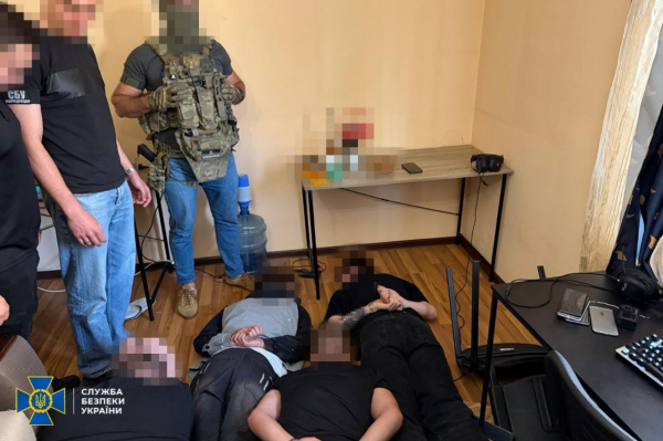 Фейкові знайомства та «фото», що відкривали доступ до гаджетів: на Львівщині викрили шахрайський кол-центр (фото)