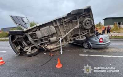 У Тернополі зіткнулися чотири авто: водій Nissan втік із місця ДТП (фото)