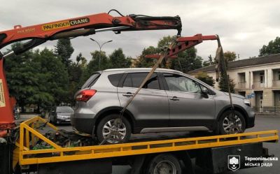 Паркування з наслідками: у Тернополі порушникам виписують штрафи й забирають авто