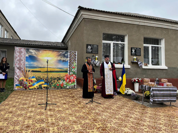 Дружина і діти відкрили меморіальну дошку захиснику в Нирківській гімназії (фото)