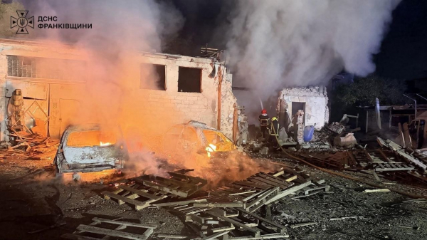 47 рятувальників ліквідовували наслідки падіння уламків ворожого дрона в Івано-Франківську (фото, відео)