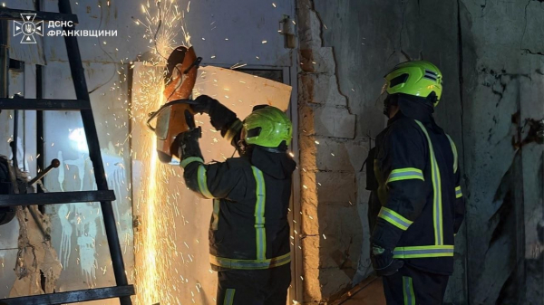 47 рятувальників ліквідовували наслідки падіння уламків ворожого дрона в Івано-Франківську (фото, відео)