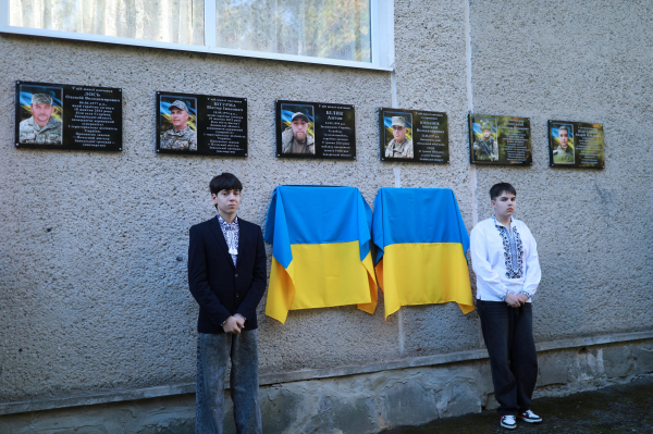 Це символ пам'яті, що не згасає: на Чортківщині відкрили меморіальні дошки 4 полеглим воїнам (фото)