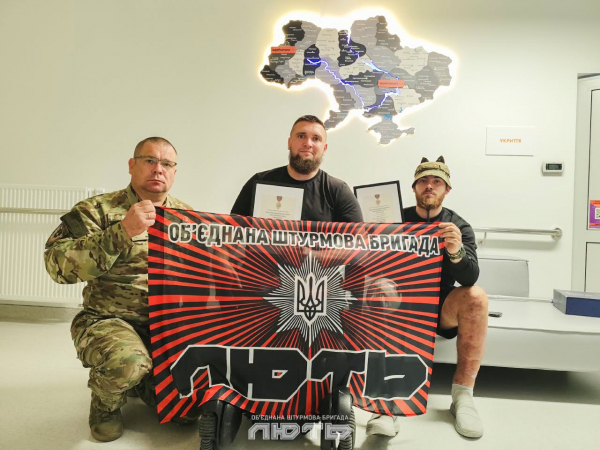 Пораненим бійцям бригади «Лють» вручили бойові нагороди під час реабілітації (фото)