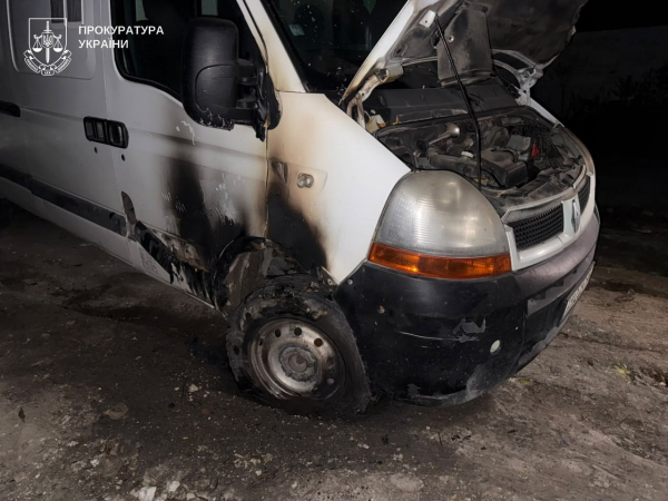 У Тернополі 19-річний студент підпалив два авто, бо ті ніби то наводили шахеди на місто (фото)