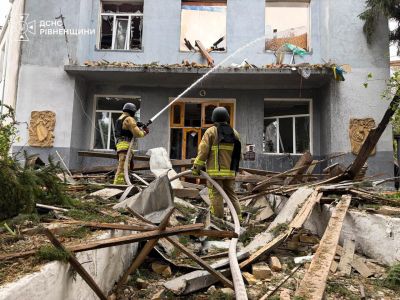 У центрі Рівного дрон влучив у навчальний корпус: постраждали люди (фото)