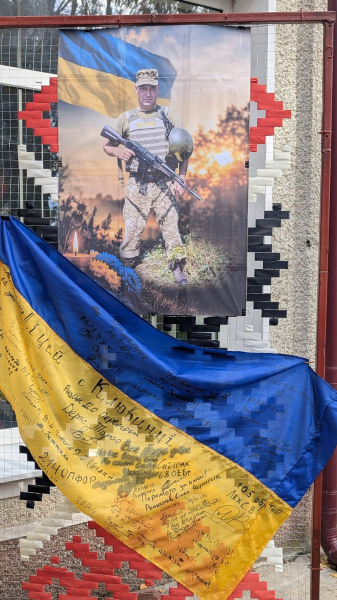 На фасаді ліцею у Хоростківській громаді відкрили меморіальну дошку захиснику Сергію Вишньовському (фото)
