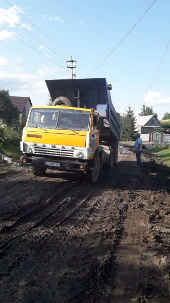 Чому в Підгородньому асфальт, а в інших селах громади щебінь: назвали ціну питання (фото)